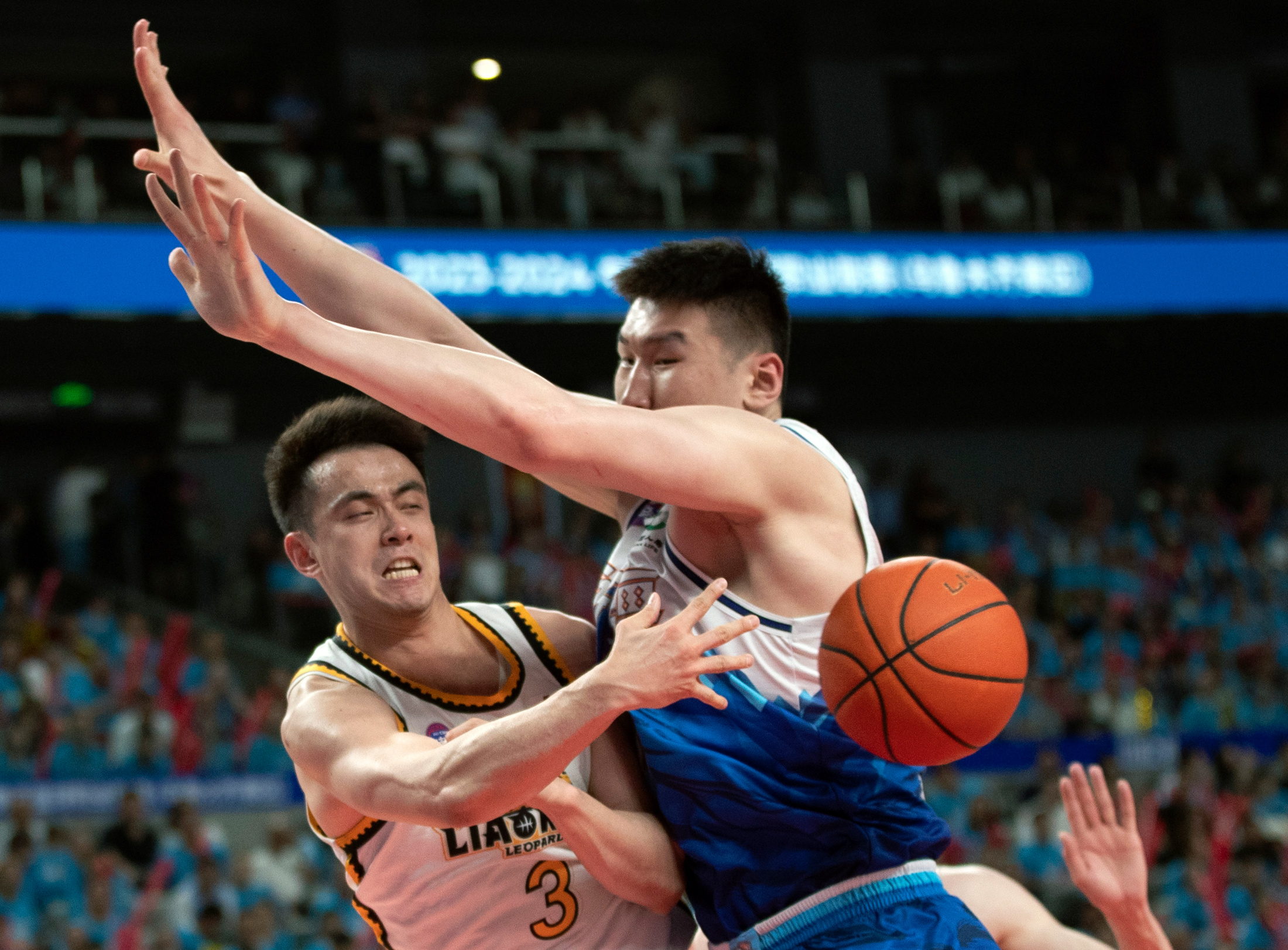 九州官方网站-关于福建男篮在主场痛宰新疆队，迎接新的挑战的信息