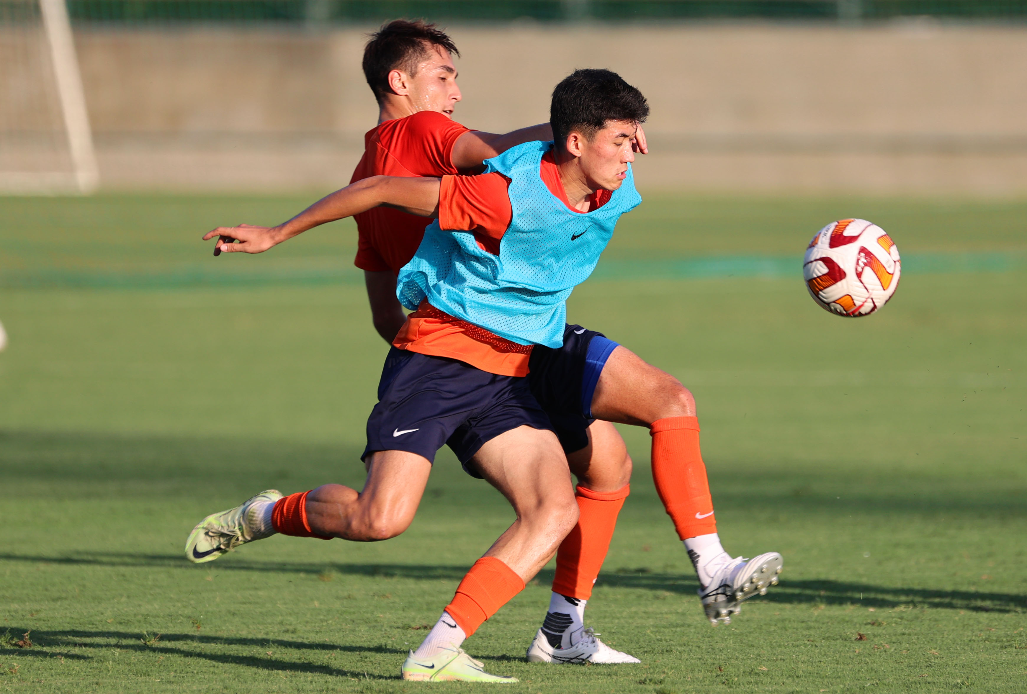 九州娱乐官网-足球聚焦众人关注，球队备战备战(足球专项准备活动视频)